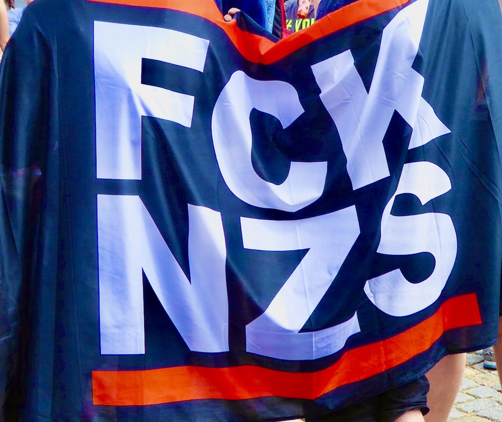 Fahne auf Demo FCKNZS