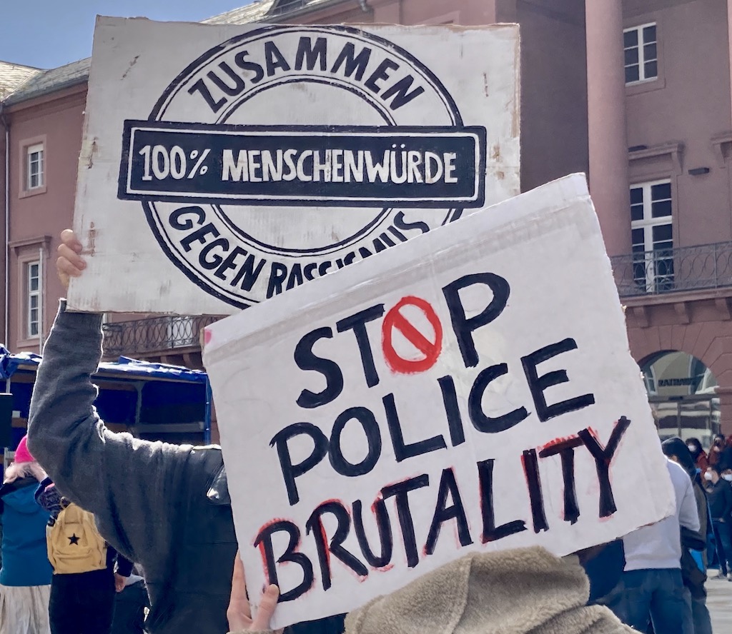 Demoplakate gegen Rassismus