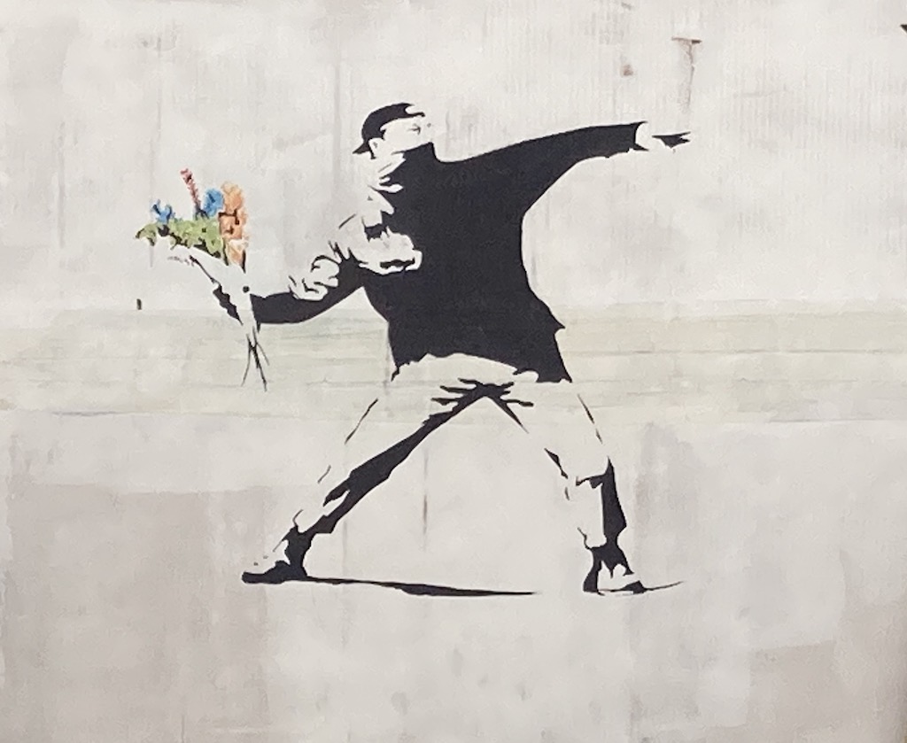 Demonstrant wirft Blumen